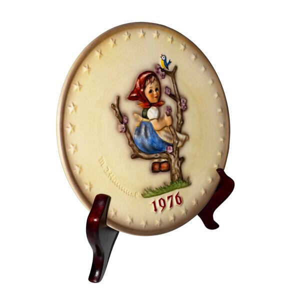 M.J. Hummel 6th Annual Plate 1976 “Apple Tree Girl” - Picture 5 of 7